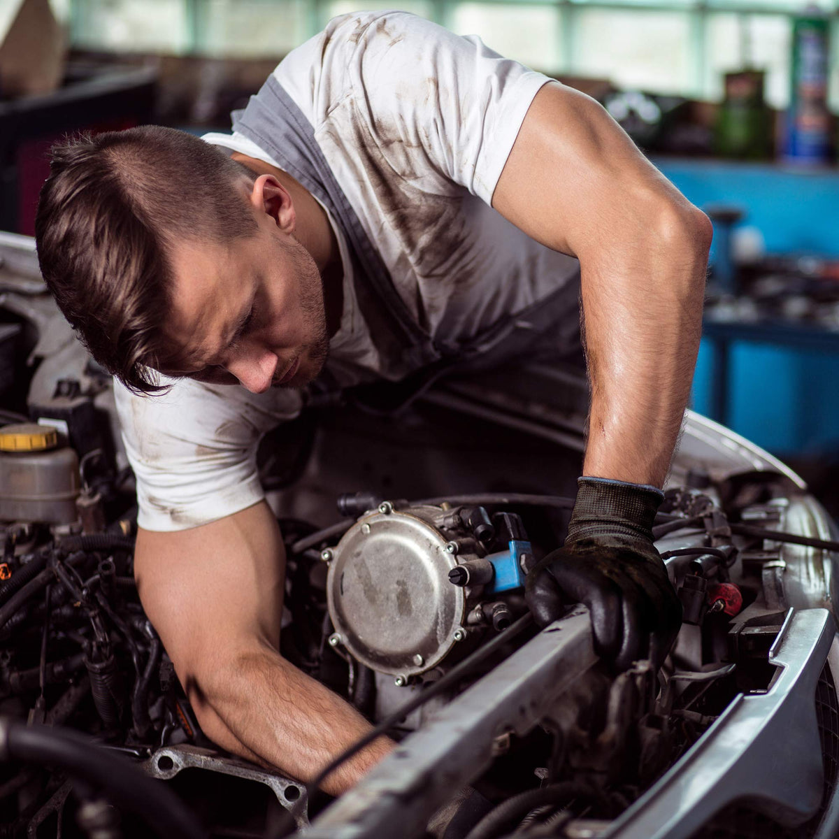 CoolJOB heavy-duty gloves offer oil resistance for mechanical and warehouse work