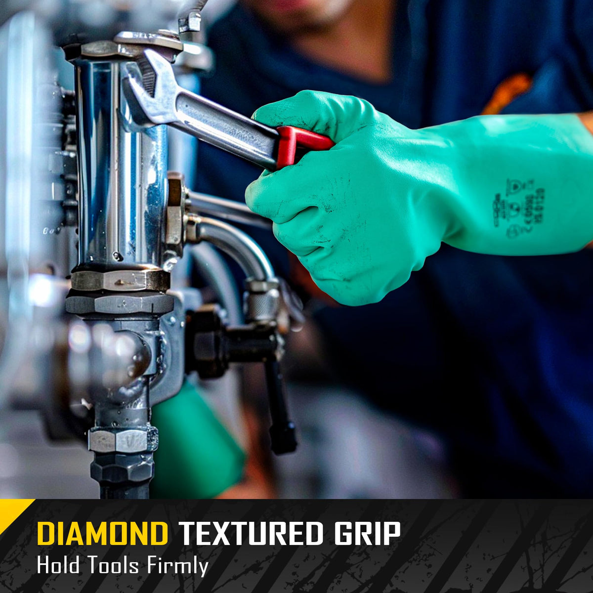 COOLJOB nitrile gloves offer secure grip on wet and oily objects thanks to texture.