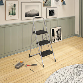 Cosco 11408PBL1E large-step tread provides confident footing.