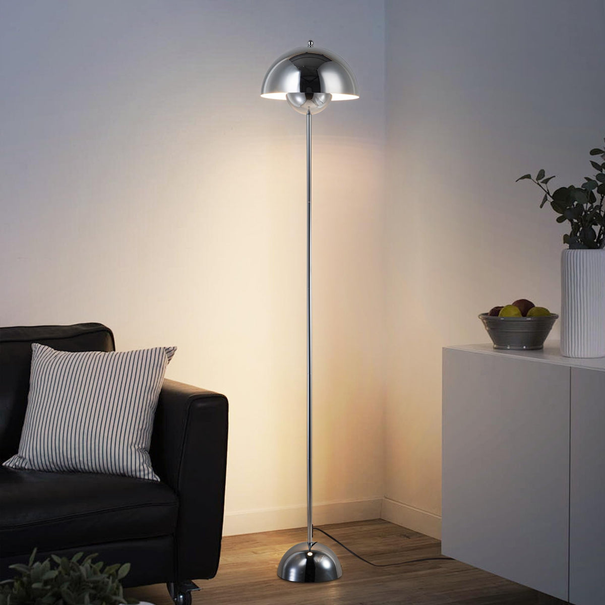 COSYLUX indirect light from the flowerpot shade creates a cozy atmosphere.