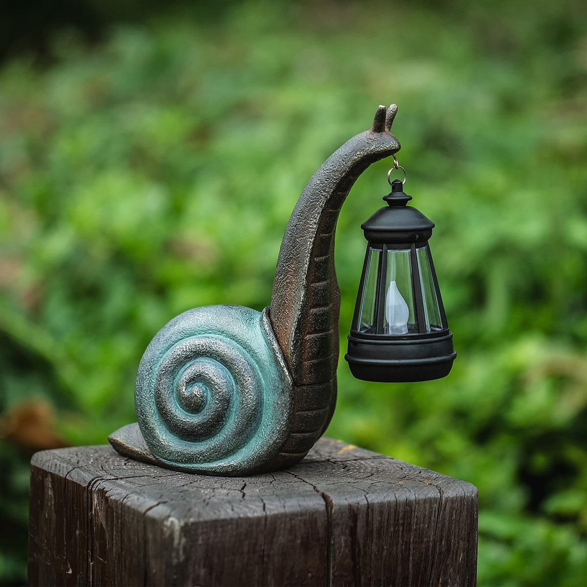 CSZLSMH snail statue built from weather-resistant resin withstands rain and sun.
