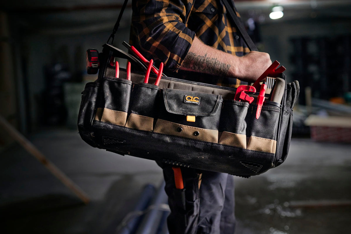 Custom Leathercraft WORK GEAR 1579 external pockets offer versatile storage