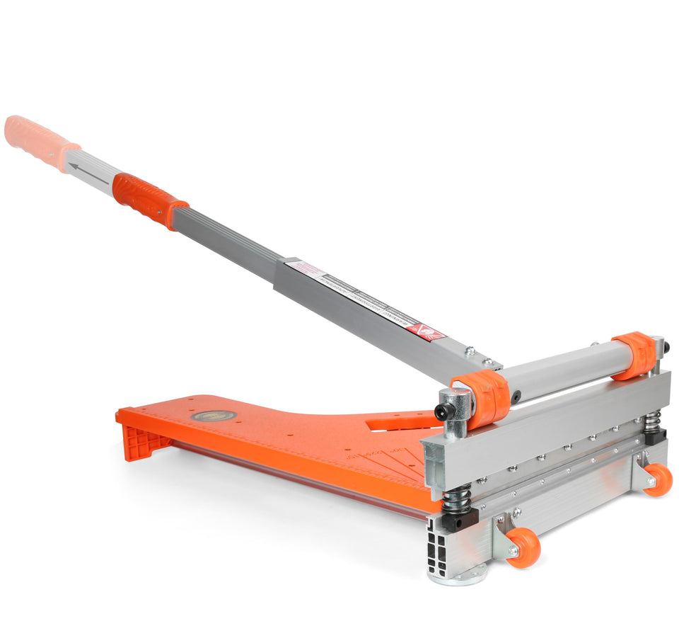CUTTEREX 13 Pro floor cutter shows a precise 0° cut for straight layouts.