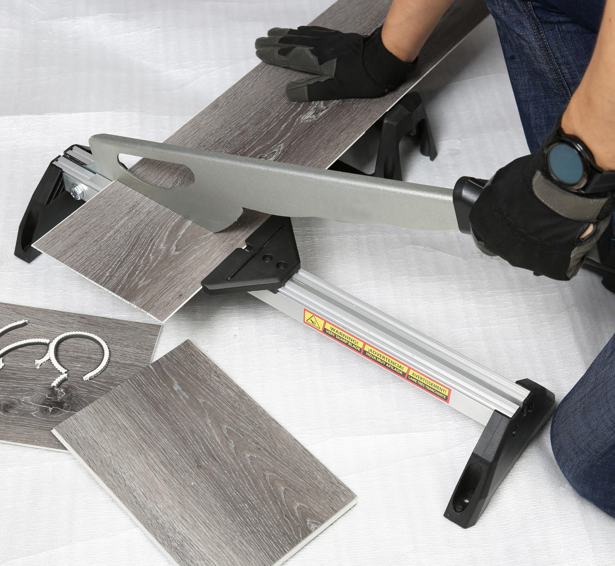 Cutterex arc-shaped serrated blade for precise cuts