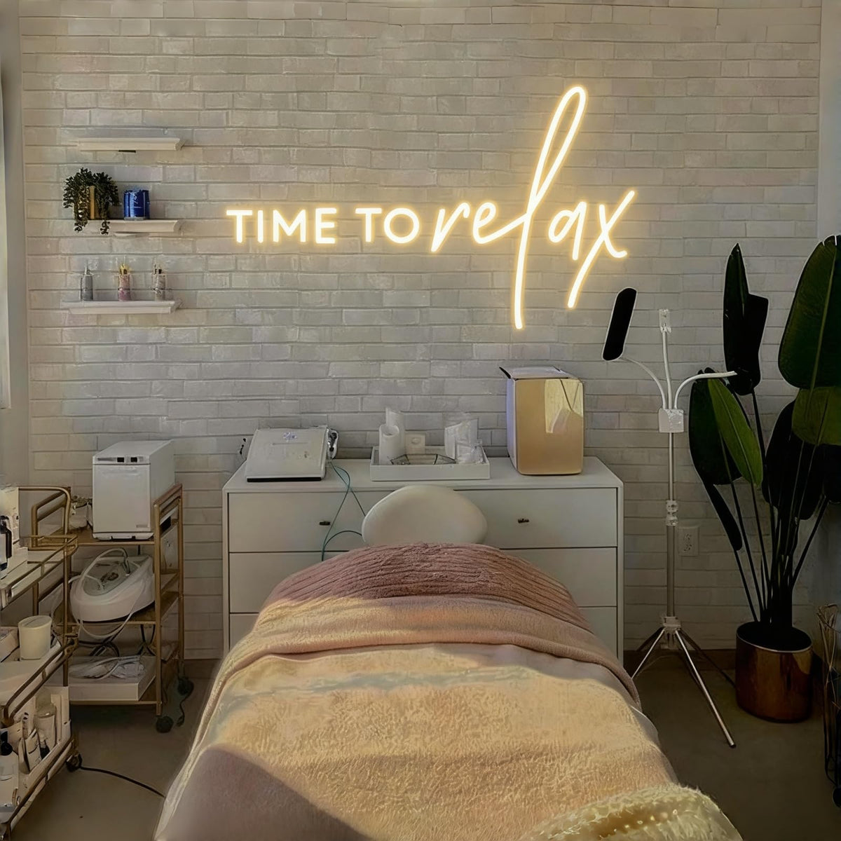 DAKABUKA Time To Relax sign in a room creates a calming vibe for evenings.