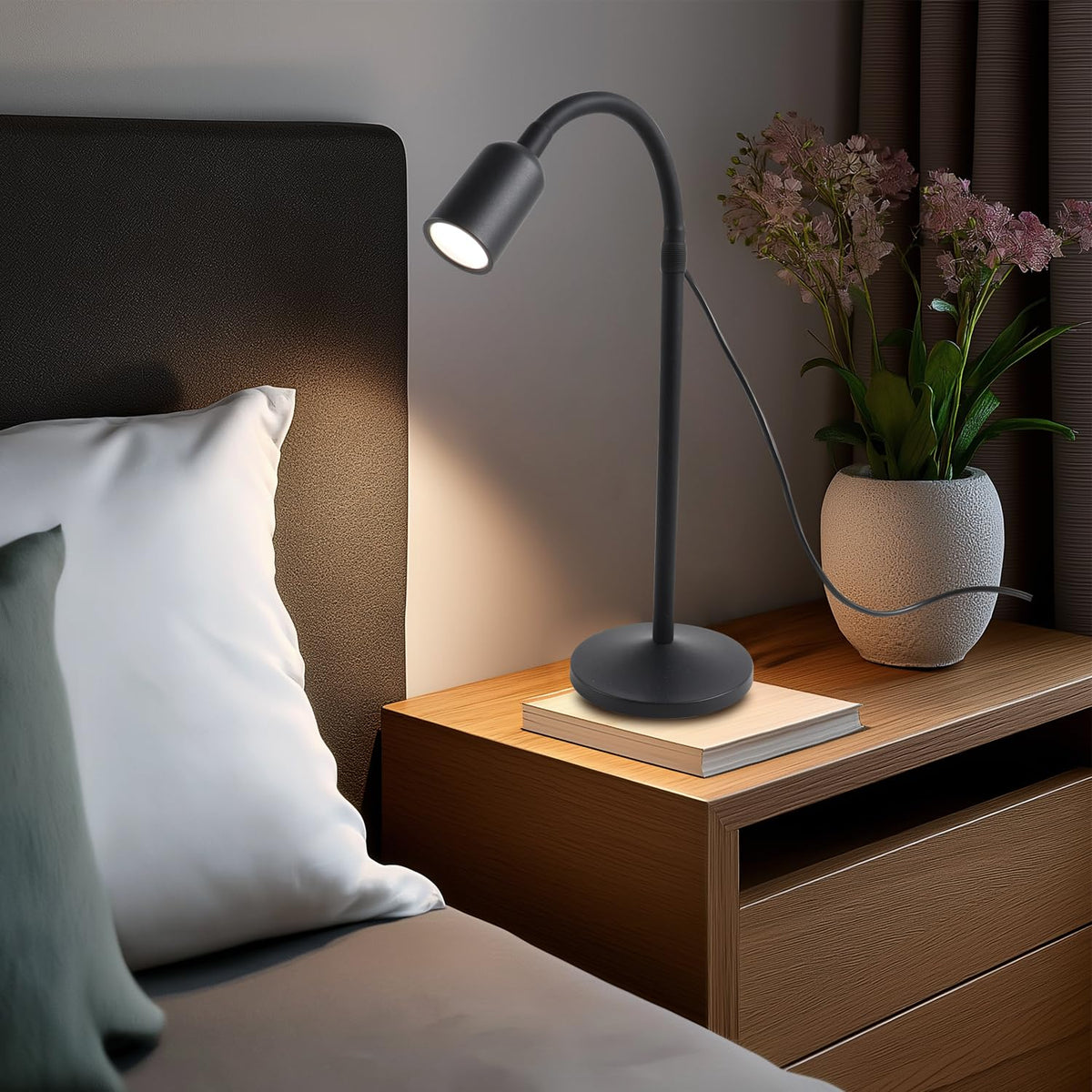 DAMI multi-use lamp suits study, video calls, and ambient lighting.