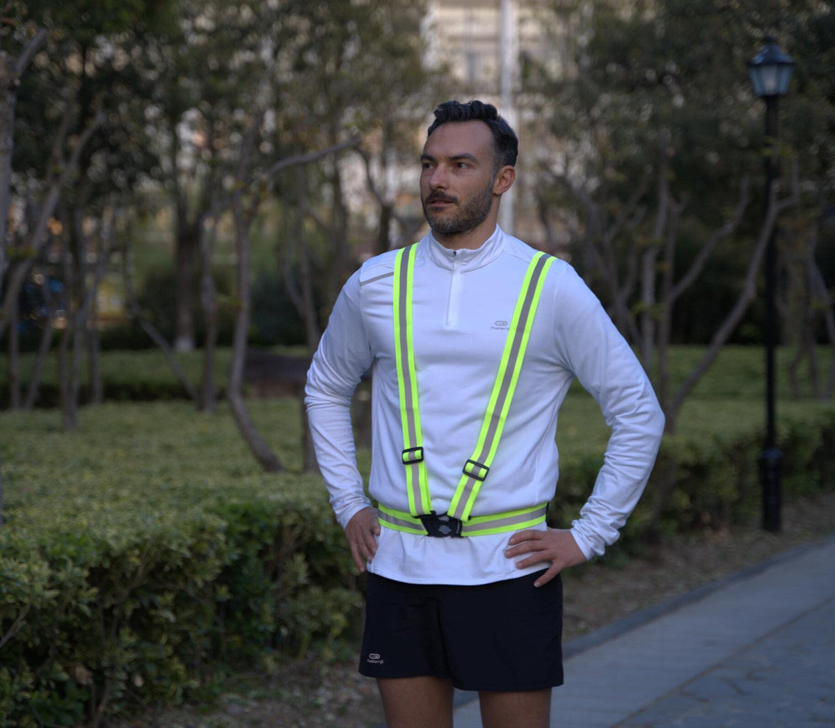 Dazonity vest suitable for runners, cyclists, surveyors during outdoor tasks.