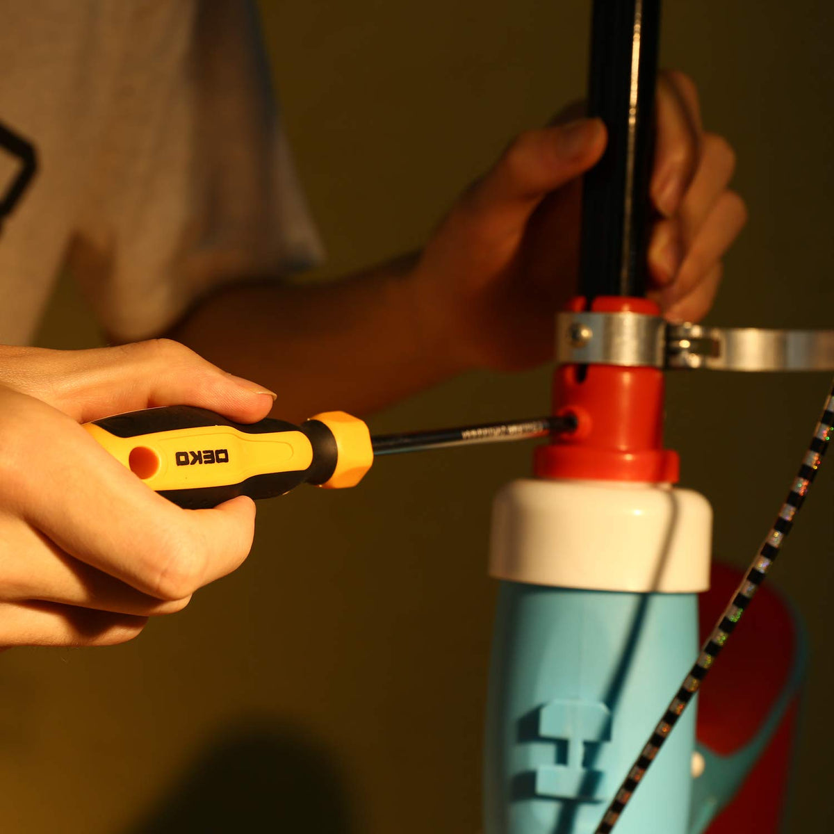 DEKOPRO 158-piece tool set rip claw hammer with tape measure for quick fixes.