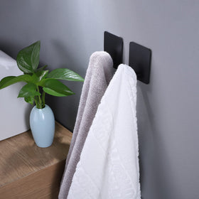 DELITON stainless steel adhesive hooks demonstrate rust resistance and durability.