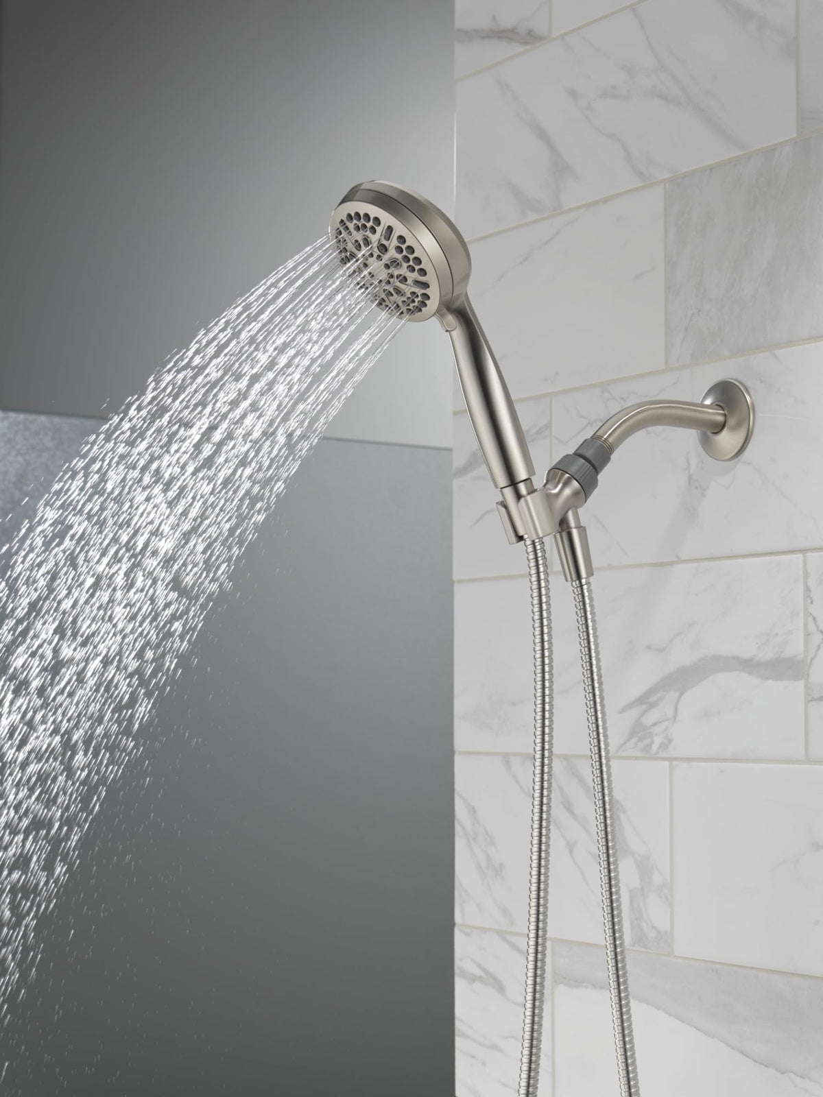 Delta 75511SN touch-clean spray holes simplify mineral residue removal.
