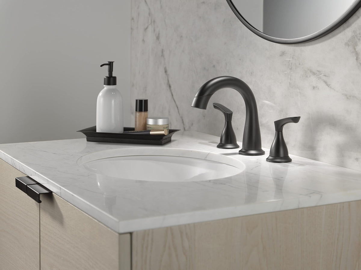 Delta Broadmoor matte black faucet, sprayer dock close-up, demonstrating magnetic docking for steady retraction.