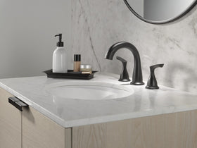 Delta Broadmoor matte black faucet, sprayer dock close-up, demonstrating magnetic docking for steady retraction.