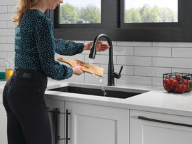 Delta Essa MagnaTite Docking keeps the spray wand securely docked