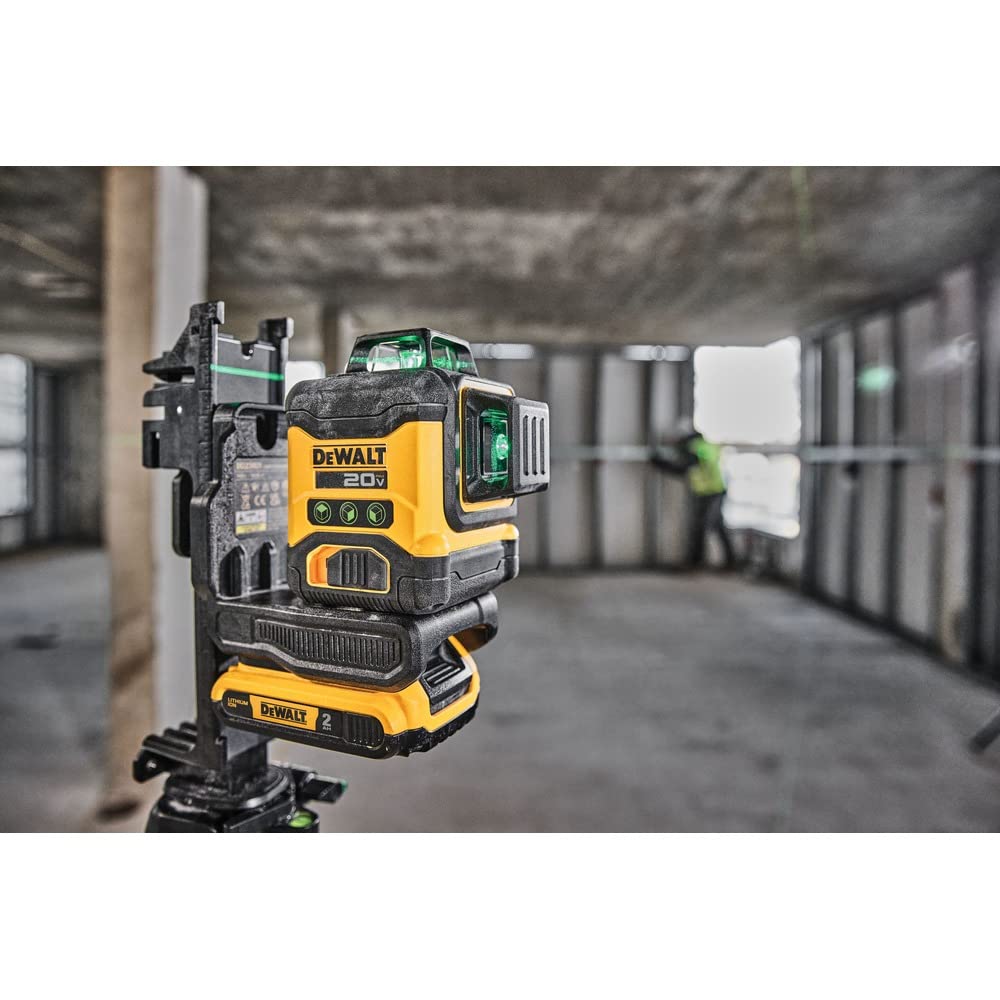 DEWALT 100 m range with DW0892G detector for extended visibility