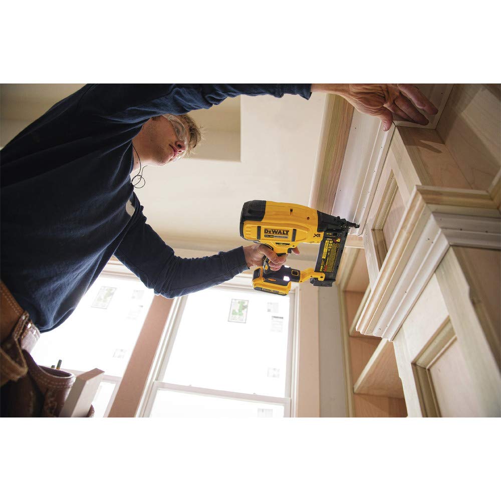Jam-release lever on DEWALT DCN680D1 quick clears nail jams during work