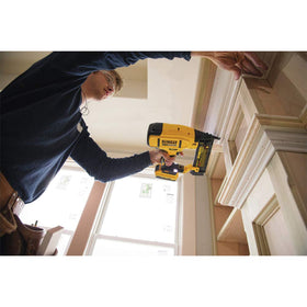 Jam-release lever on DEWALT DCN680D1 quick clears nail jams during work