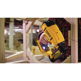 Selectable trigger modes on DEWALT DCN680D1 for sequential or contact actuation