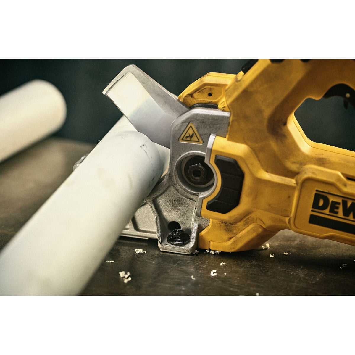 Balanced design reduces fatigue during repeated tubing cuts.