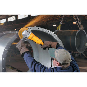 DEWALT two-position side handle provides optimized control on surfaces.