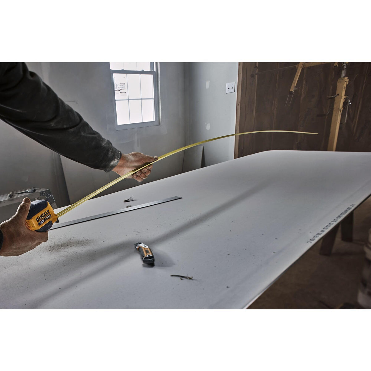 DEWALT Atomic reach up to 13 ft for solo measurements