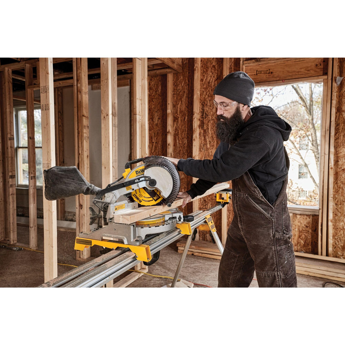 DEWALT fine finish blade demonstration delivering clean cuts.