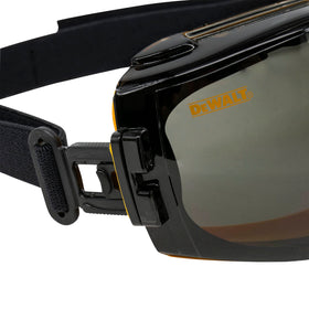 DEWALT DPG82-21C Anti-fog lens keeps fog at bay during long wear.