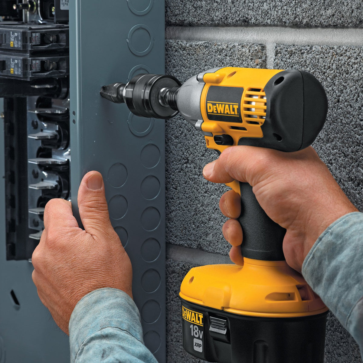 DEWALT DW0521 demonstrates one-handed tightening for easy operation.