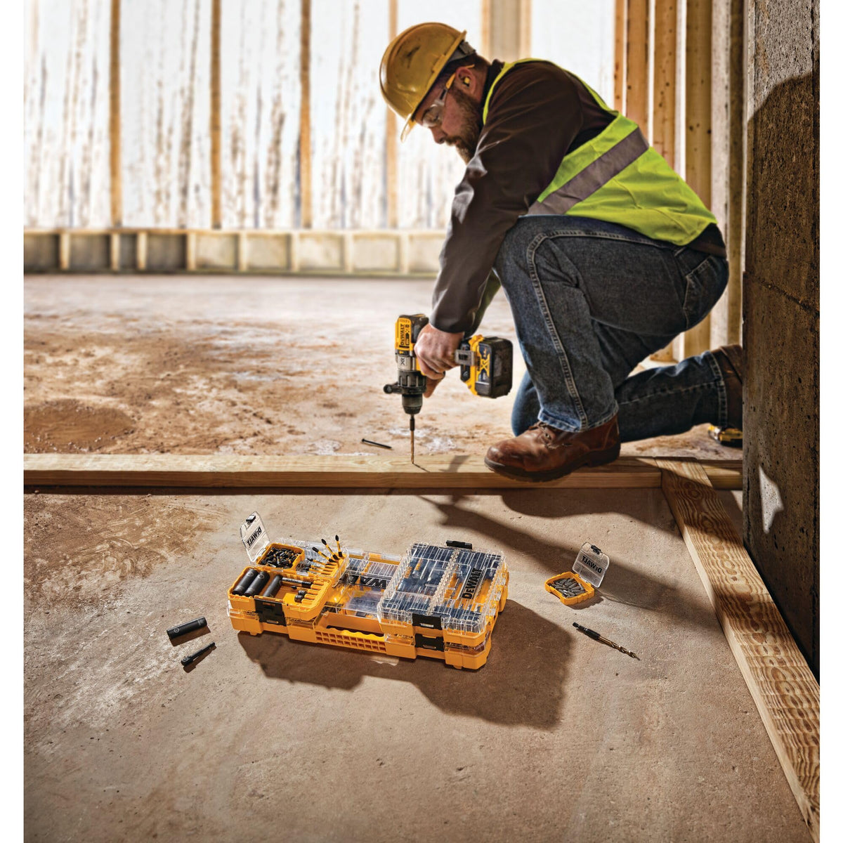 DEWALT DWA2NGFT40IR Clear lid shows contents at a glance for quick picking.