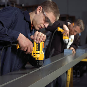 DEWALT DWD115K mid-handle grip delivers balanced comfort during extended use.