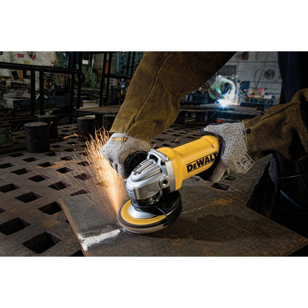 DEWALT DWE402 Paddle switch with lock-off for safe startup