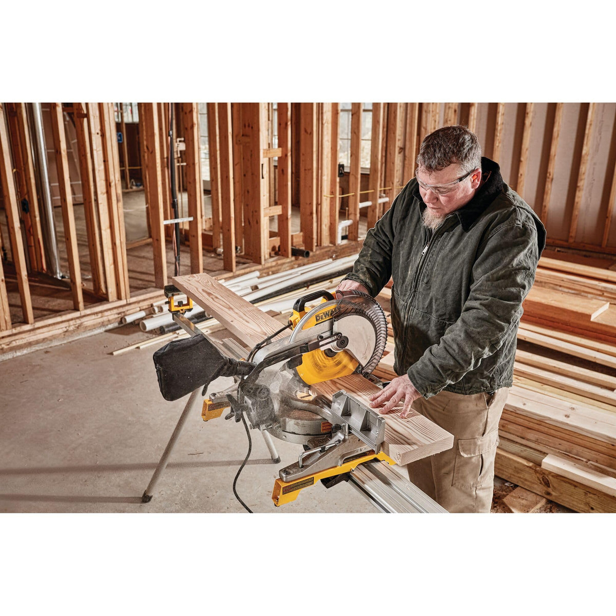 DEWALT DWS715 built in carry handle for easy transport.
