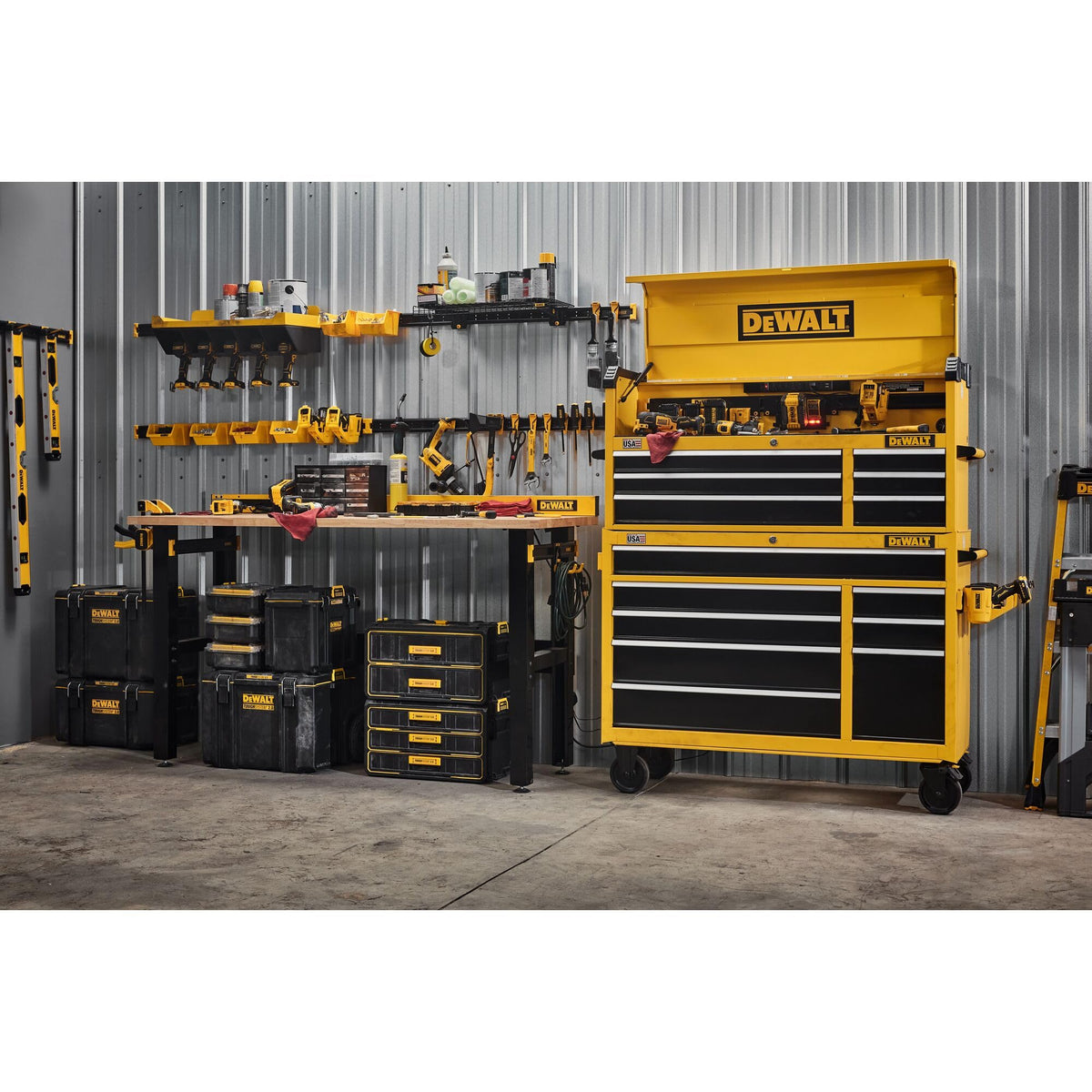 DEWALT finished seam along the rail edge reduces snag hazards.