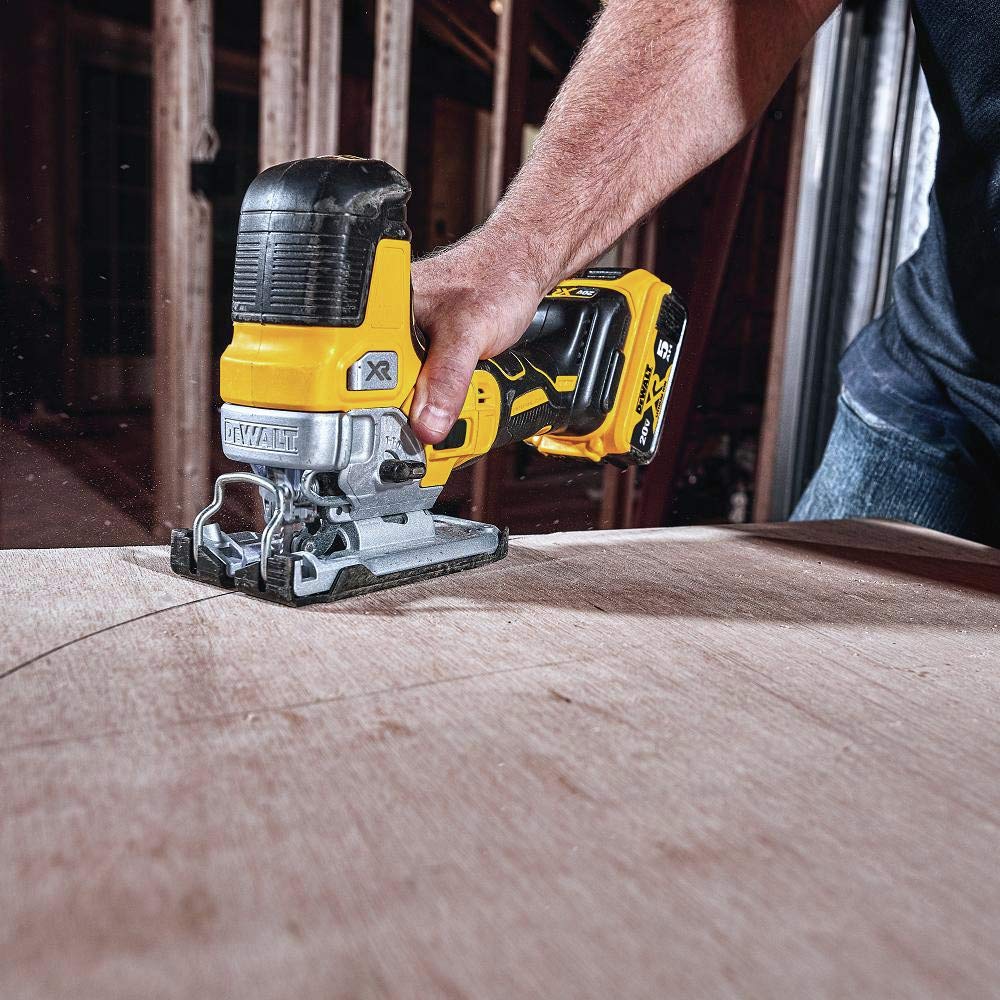 DEWALT jig saw with 4-position orbital action for optimized cut quality