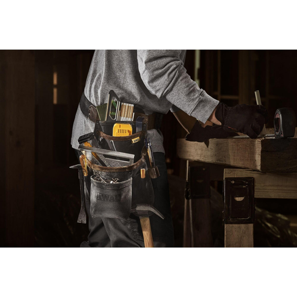 DEWALT leather pouch-belt includes DWST550115 belt.