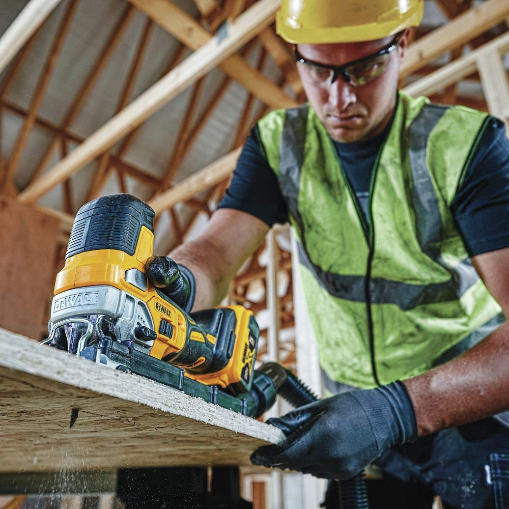 DEWALT lever-action blade clamp enables quick, tool-free blade changes