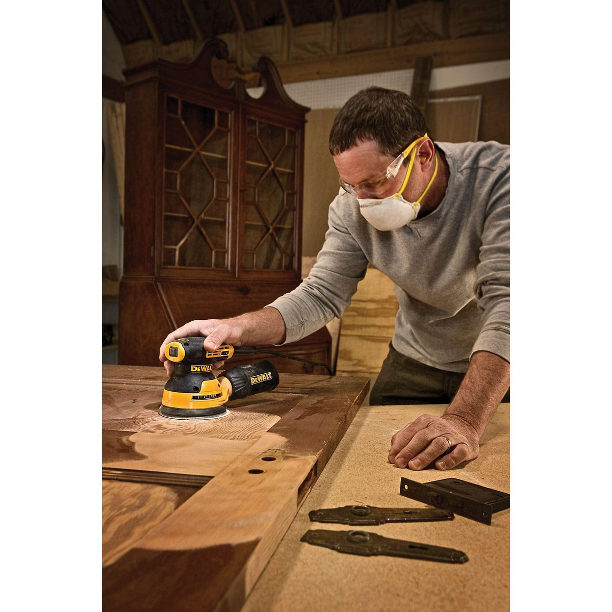 DEWALT DWE6423K side view highlights lightweight handling for reduced fatigue