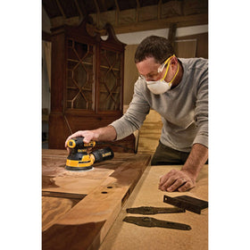 DEWALT DWE6423K side view highlights lightweight handling for reduced fatigue