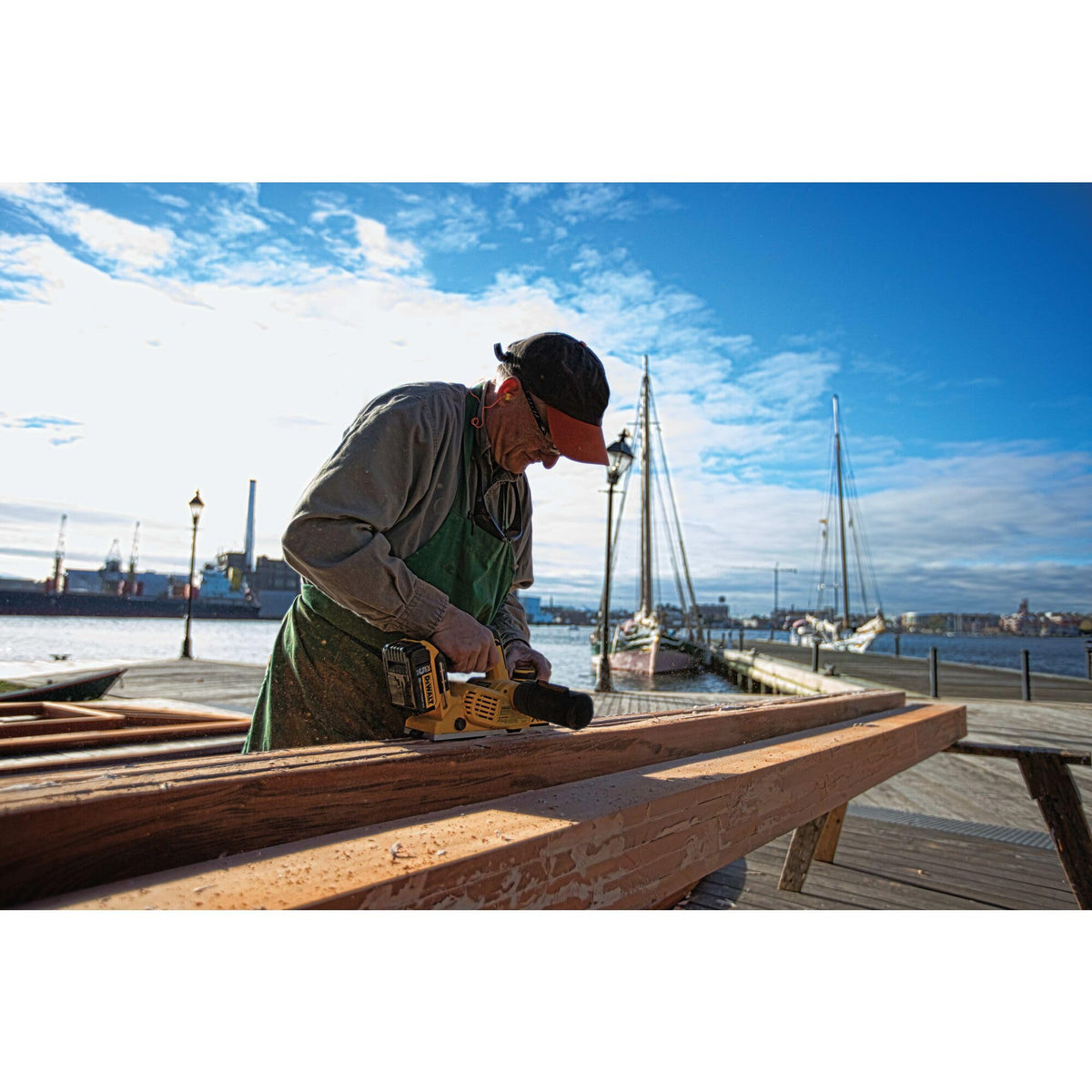 Brushless motor close-up on DEWALT DCP580B emphasizes efficiency and runtime.