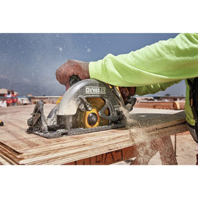 DEWALT dust blower keeps the cut line clear during cutting