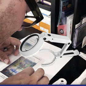 Deyimmei ultra-fine microfiber cloths remove dust from cards.