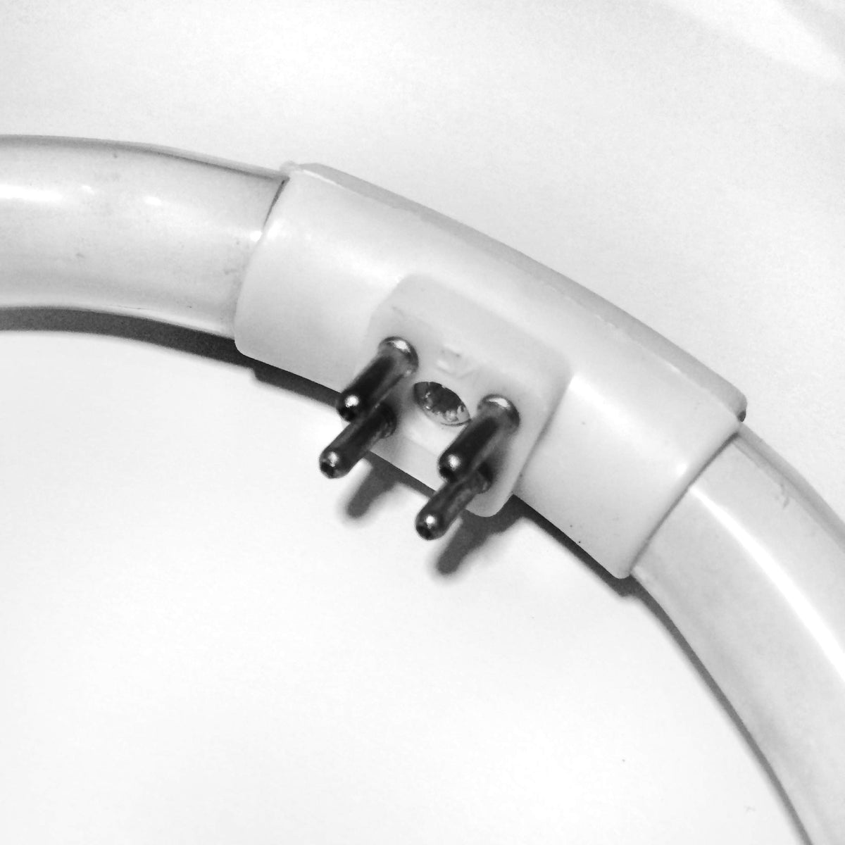 Diamondus Conair makeup mirror bulb connector inside detail with four pins.