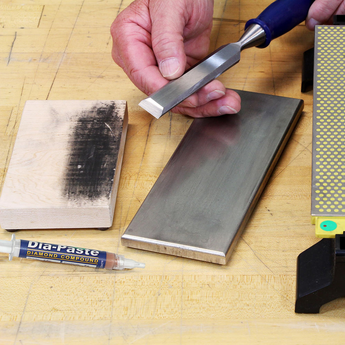 Precise angle control with DMT Dia-Paste improves edge quality.