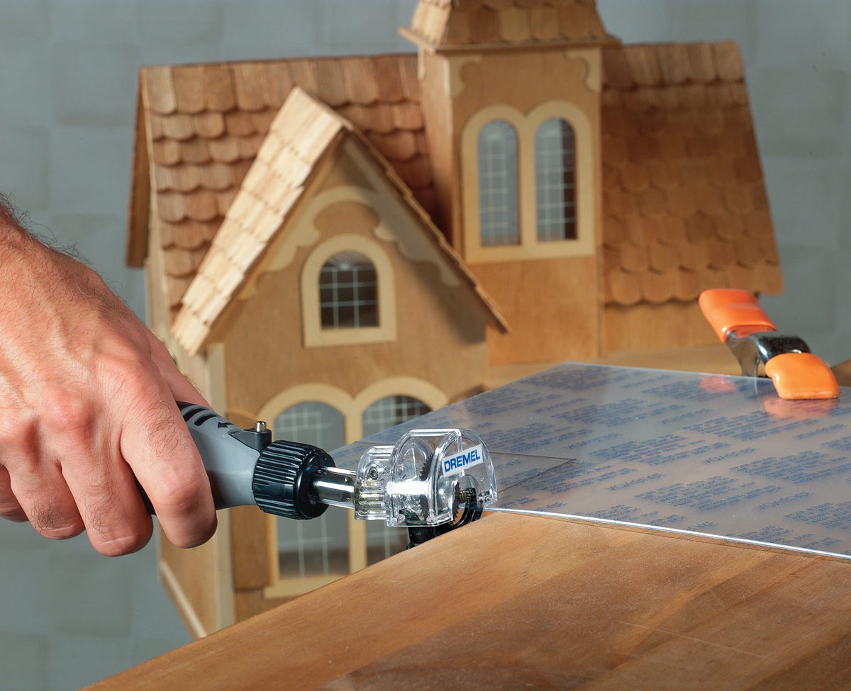Dremel 670 Mini Saw includes directional guide showing cut direction and line for accuracy.