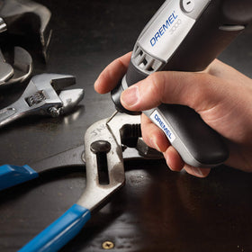 Dremel A577 Detailer’s Grip installation demonstrates quick mounting.