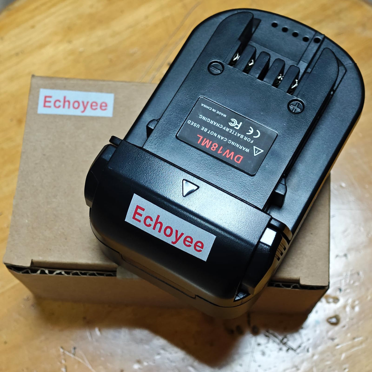 Echoyee DW18ML adapter material highlights sturdy construction and heat-resistant plastic.