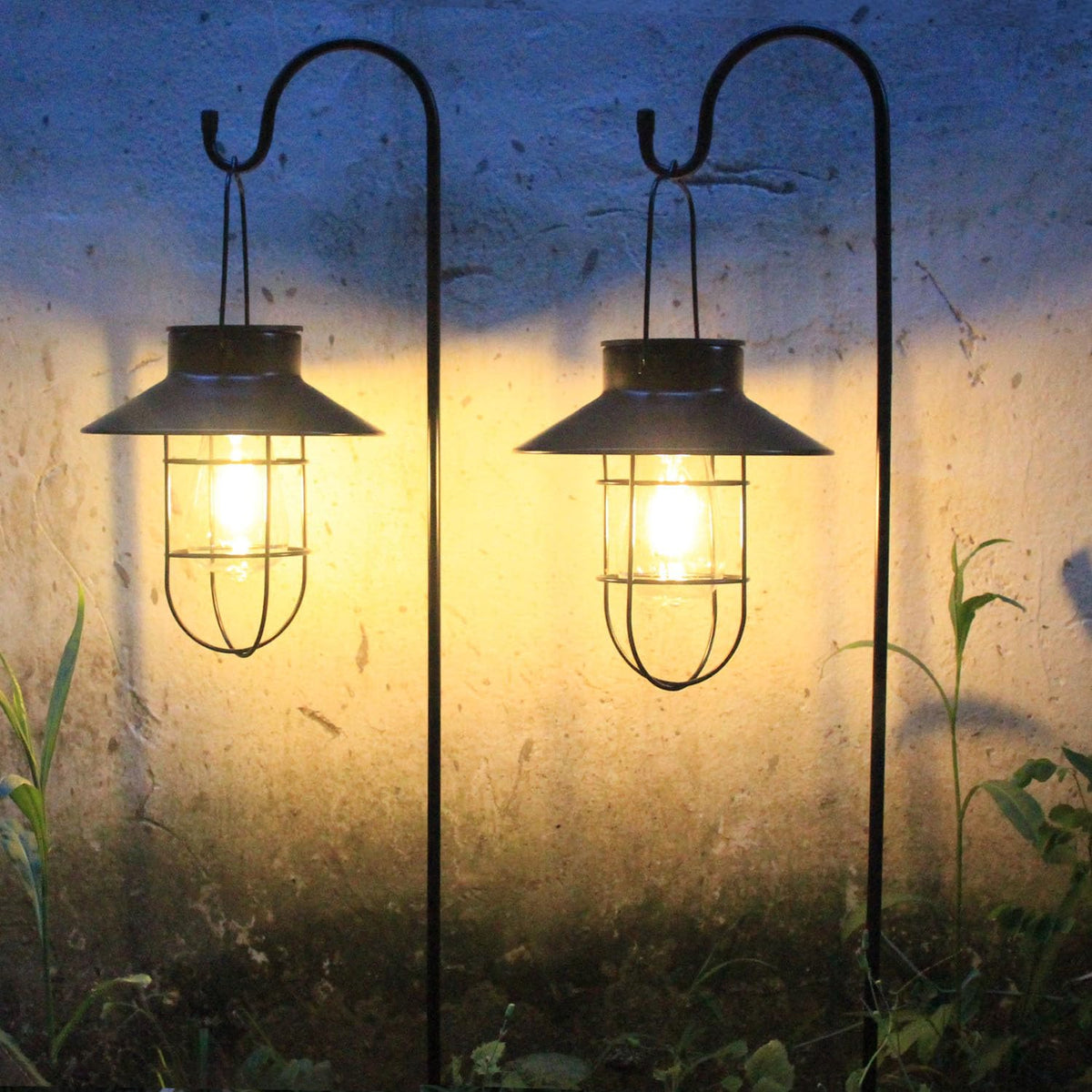 EiGreen IP44 waterproof lantern endures rain and dust outdoors