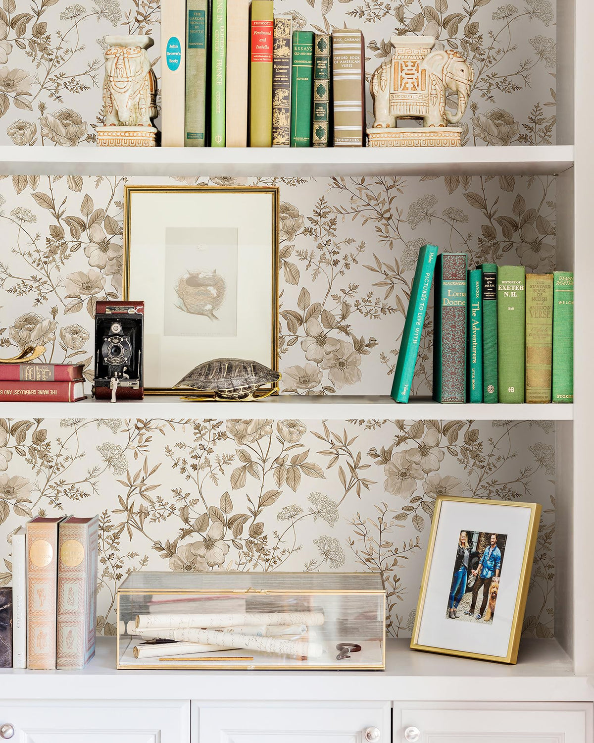 Erfoni bathroom wall decor adds soft elegance without long-term commitment.