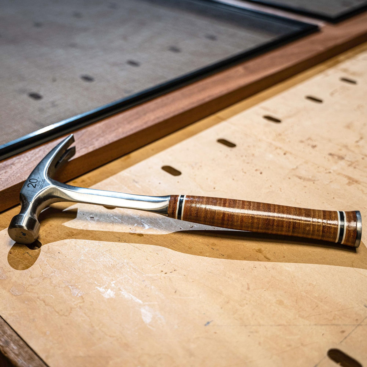 Estwing E20S smooth face supports precise nail driving and minimal marring.