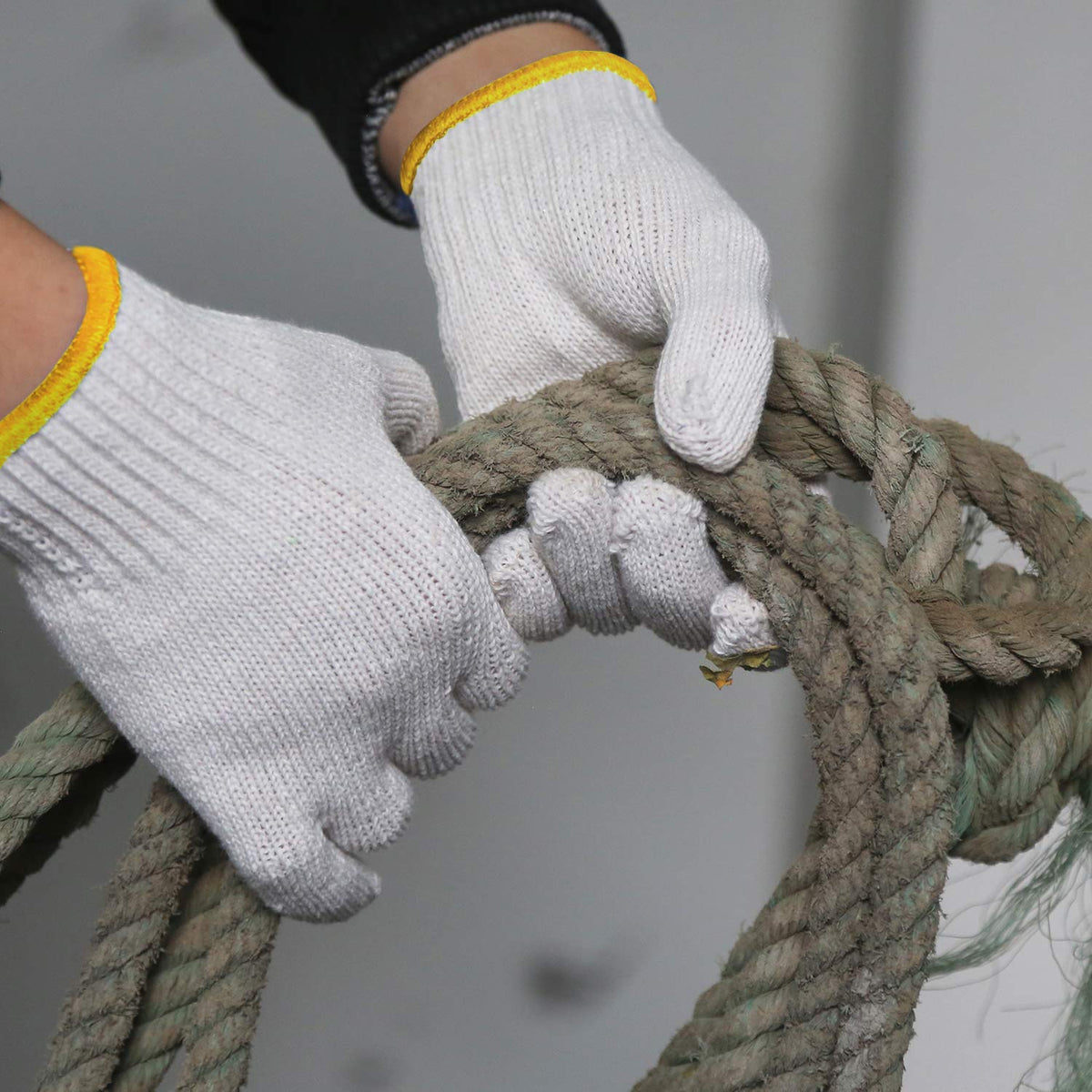 Evridwear gloves at construction site delivering reliable fit and warmth.