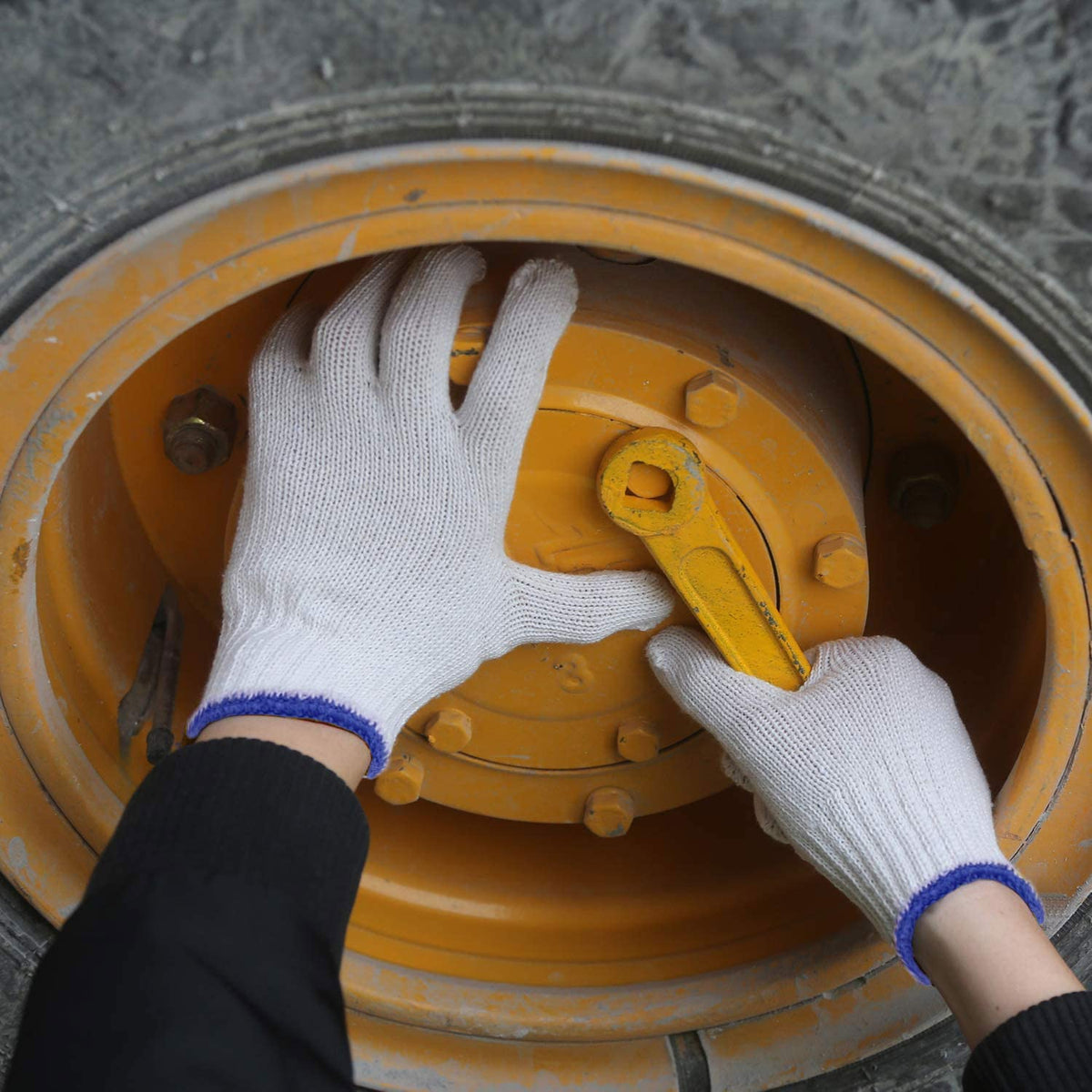 Evridwear versatile gloves protect hands during household chores and gardening.